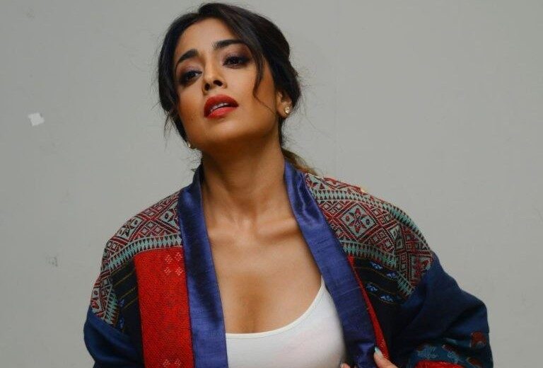 శ్రియా శరణ్ హెల్ప్ అంటుందా? అదితి షూట్ అంటుందా? రెండూ నకిలీ – అసలు కథ ఏంటి?